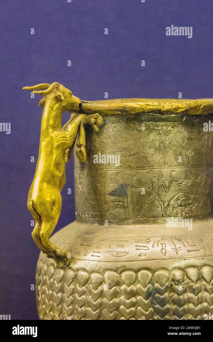 Ägypten, Kairo, Ägyptisches Museum, eine Vase, die im Schatz von Zagazig (Bubastis) im ägyptischen Delta gefunden wurde. Gold und Silber. Der Griff ist eine Ziege. Stockfoto