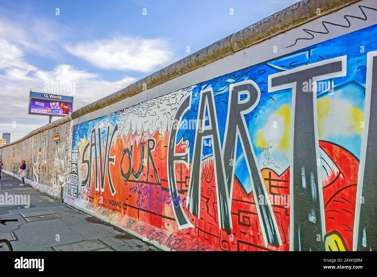 Berlin, Deutschland - 26. Oktober 2013: East Side Gallery - eine internationale Freiheitsdenkstätte. Ehemalige Berliner Mauer - eine Barriere innerhalb Deutschlands, teilt er mit Stockfoto