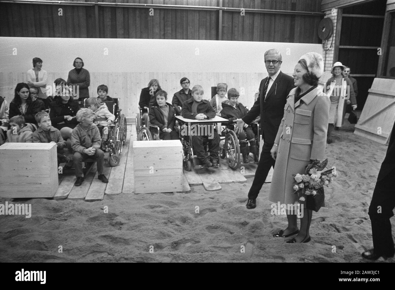 Prinzessin Beatrix eröffnete Willem-Alexander Manege Arnhem Annotation: Heiß jetzt in Manege 't BIO-Bos? Prinz Willem-Alexander Manege befindet sich [2012] in Amsterdam (Hrsg.) Datum: 4. November 1971 Ort: Arnhem Schlüsselwörter: Stables Person Name: Beatrix, Princess Institution Name: Willem-Alexander Manege Stockfoto