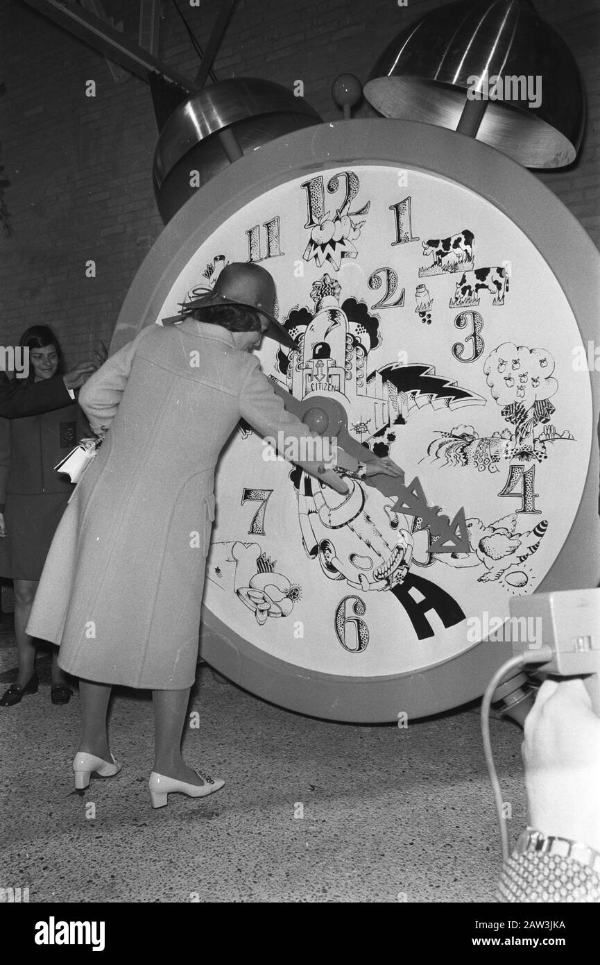 Eröffnung Prinzessin Beatrix und Prinz Claus Nationale landwirtschaftliche Demonstration Flevohof in Flevopolder Prinzessin Beatrix Widerstand gegen die Hände einer riesigen Uhr Datum: 21. Mai 1971 Ort: Biddinghuizen, Dronten Schlüsselwörter: Uhren, Landwirtschaft, Veranstaltungen, Öffnungen, Prinzessinnen, Ausstellungen Personenname: Beatrix (niederländische Prinzessin) Stockfoto