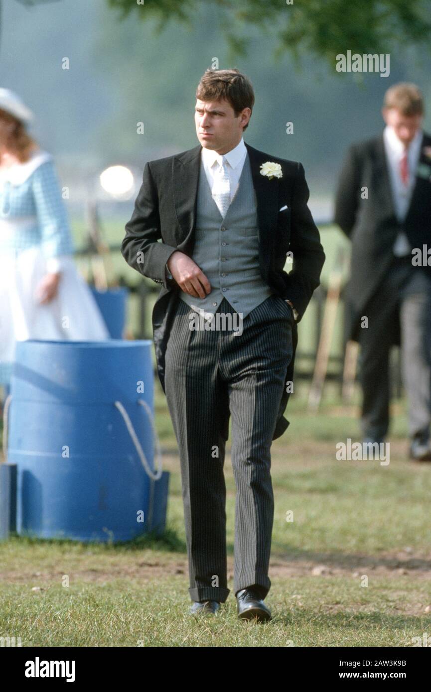 Prinz Andrew beobachtet Polo im Guards Poloclub Windsor wenige Tage vor seiner Hochzeit mit Sarah Ferguson im Juni 1986 Stockfoto