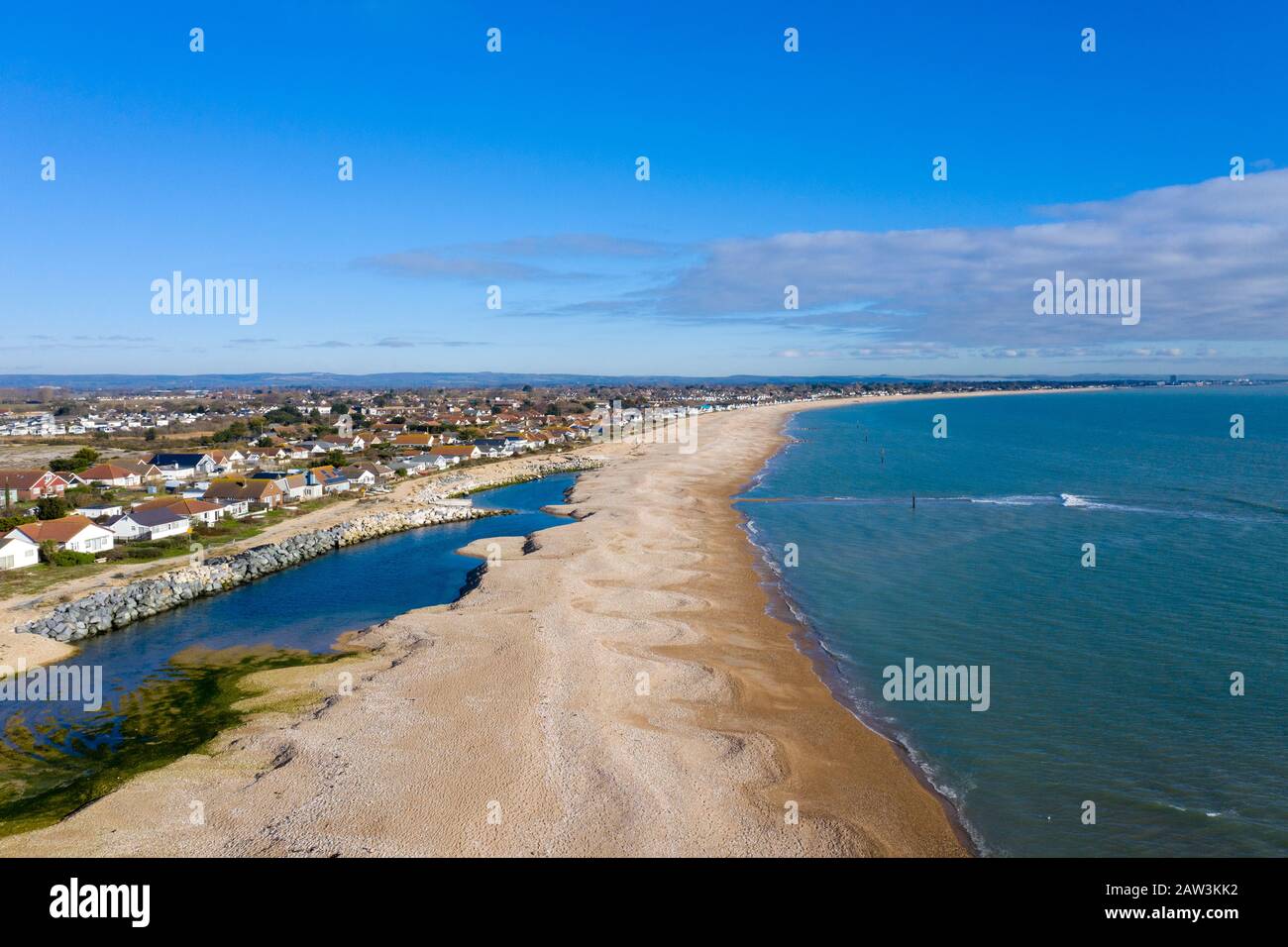 Pagham Village und schöne Strandantenne an einem schönen und sonnigen Wintertag. Stockfoto