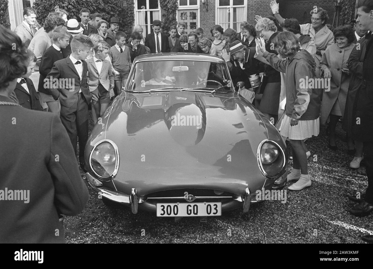 Prinzessin Irene und Prinz Hugo in den Niederlanden, Prinzessin E Prinz in ihren Autos, um die Römisch-Katholische Kirche in Baarn zu verlassen Datum: 20. September 1964 Ort: Baarn-Schlüsselwörter: Autos , Prinz, Prinzessin, NAME DER ABFAHRTSPERSON: Hugo Prince, Irene, Prinzessin Stockfoto