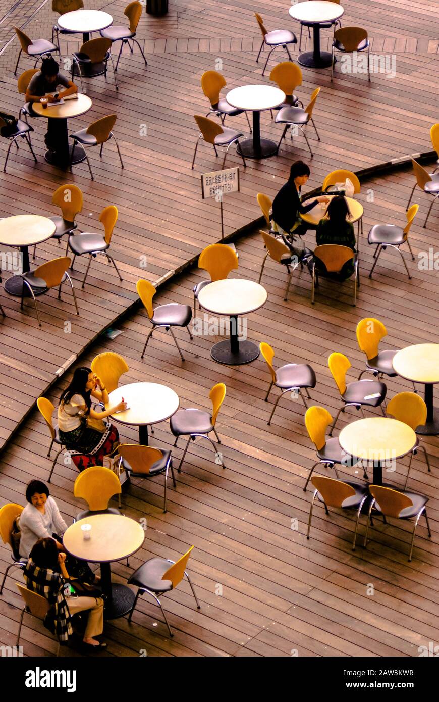 Moderne Café-Terrasse im Viertel Roppongi in Tokio, Japan Stockfoto
