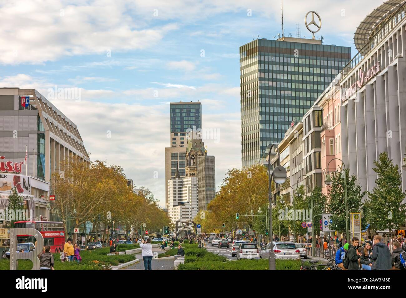 Berlin, Deutschland - 27. Oktober 2013: Blick vom Wittenbergplatz in Richtung Kirche Kaiser-Wilhelm-Gedächtnis-Kirche. Stockfoto