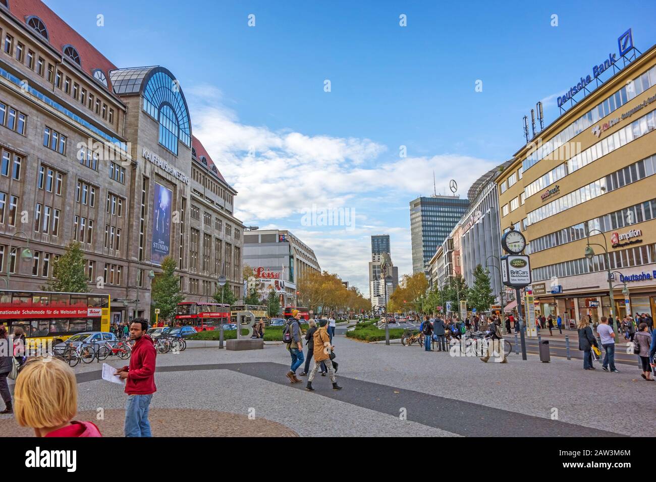Berlin, Deutschland - 28. Oktober 2013: Blick vom Wittenbergplatz in Richtung Kirche Kaiser-Wilhelm-Gedächtnis-Kirche - berühmtes Einkaufszentrum KaDeWe On Stockfoto