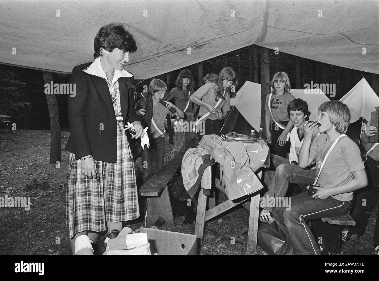 Prinzessin Margriet besucht 25 (Zelte) Lager für Skipper-Kinder auf dem Gelände Der Zandkreek Hattum Prinzessin Margriet der Kinder, die am Camp teilnehmen Datum: 15. Juni 1981 Ort: Scotland Hattem Schlüsselwörter: Besuche, Lager, Kinder, Prinzessinnen Personenname: Marguerite (Prinzessin Niederlande) Stockfoto