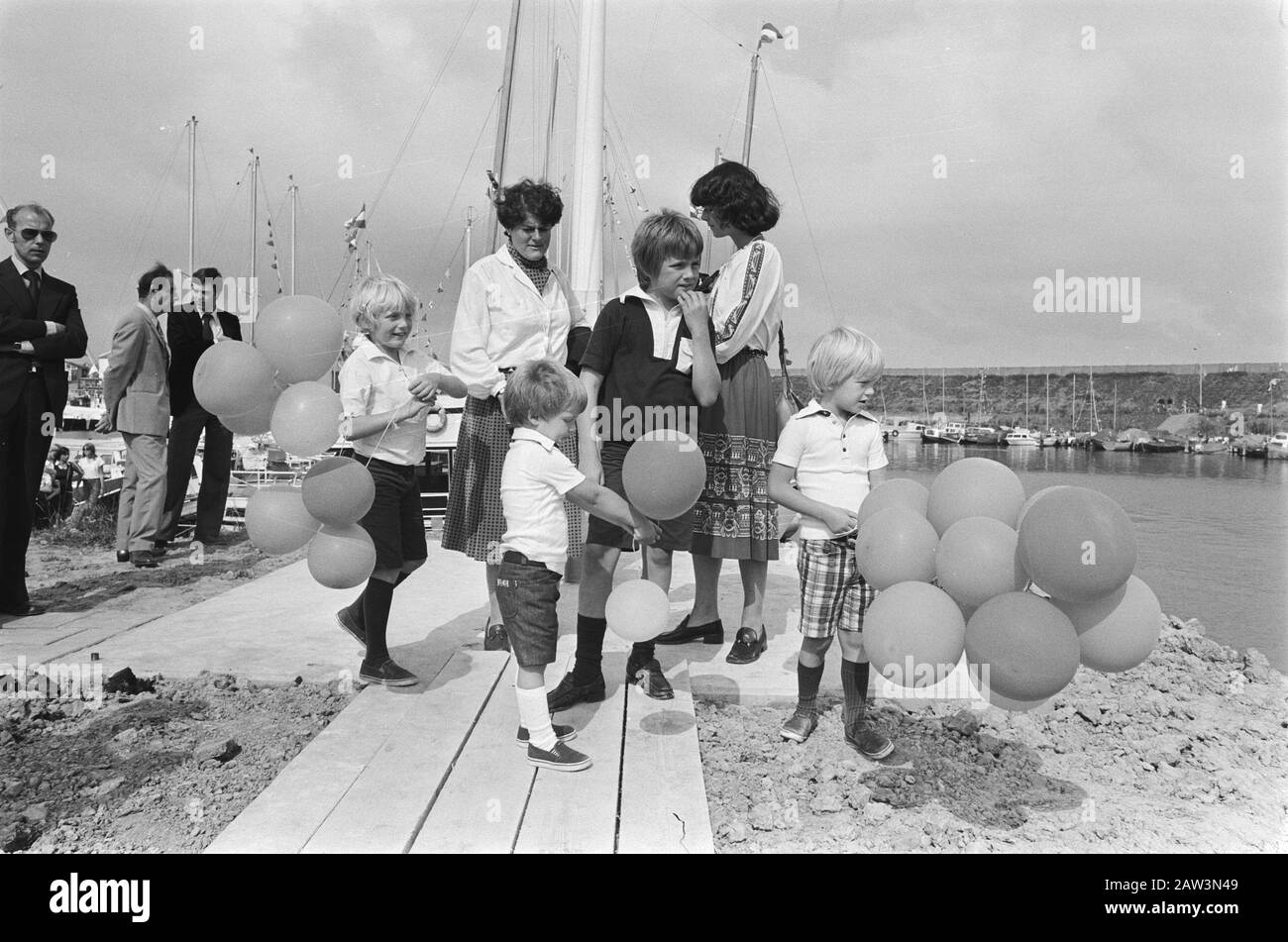 Prinzessin Margriet und Familie bei der Eröffnung des neuen Yachthafens Scharrendijke (Seeland); Princes Bernhard Floris, Maurice, Pieter Christiaan mit Luftballons / Datum: 10. August 1978 Ort: Scharendijke, Zeeland Schlüsselwörter: Luftballons, Öffnungen, Yachthäfen Personenname: Bernhard, Prinz Floris, Margriet, Prinzessin, Maurice, Prinz Stockfoto