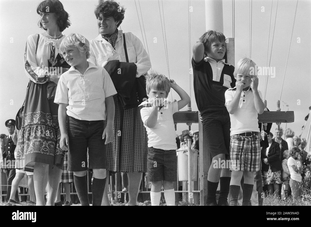 Prinzessin Margriet und Familie bei der Eröffnung des neuen Yachthafens Scharrendijke (Neuseeland); Prinzessin Margriet und Familie bei Besuchen Datum: 10. August 1978 Ort: Scharendijke, Zeeland Schlüsselwörter: Eröffnungen, Besuch Marinas Personenname: Margriet, Prinzessin Stockfoto