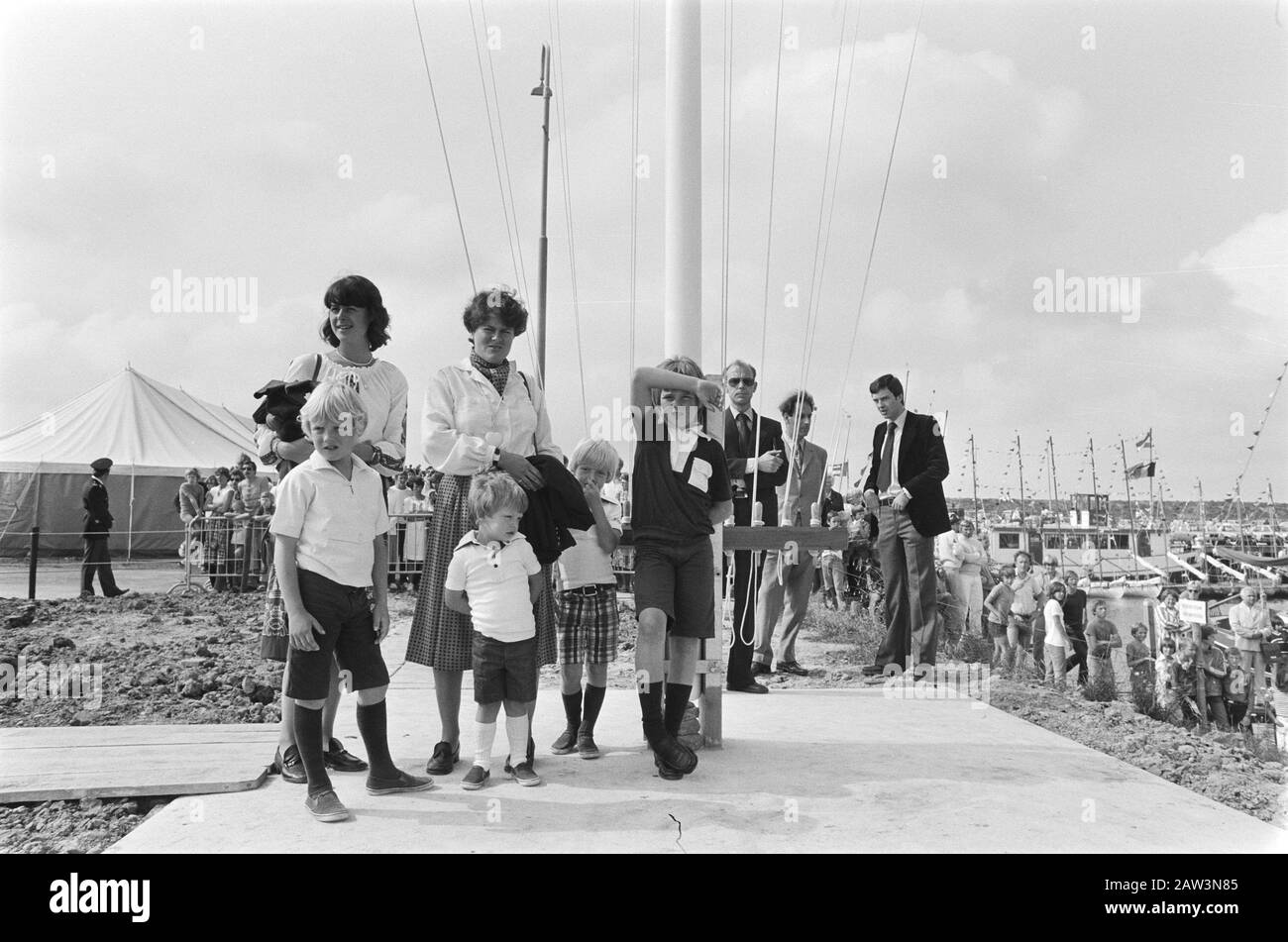 Prinzessin Margriet und Familie bei der Eröffnung des neuen Yachthafens Scharrendijke (Neuseeland); Prinzessin Margriet und Familie bei Besuchen Datum: 10. August 1978 Ort: Scharendijke, Zeeland Schlüsselwörter: Eröffnungen, Besuch Marinas Personenname: Margriet, Prinzessin Stockfoto