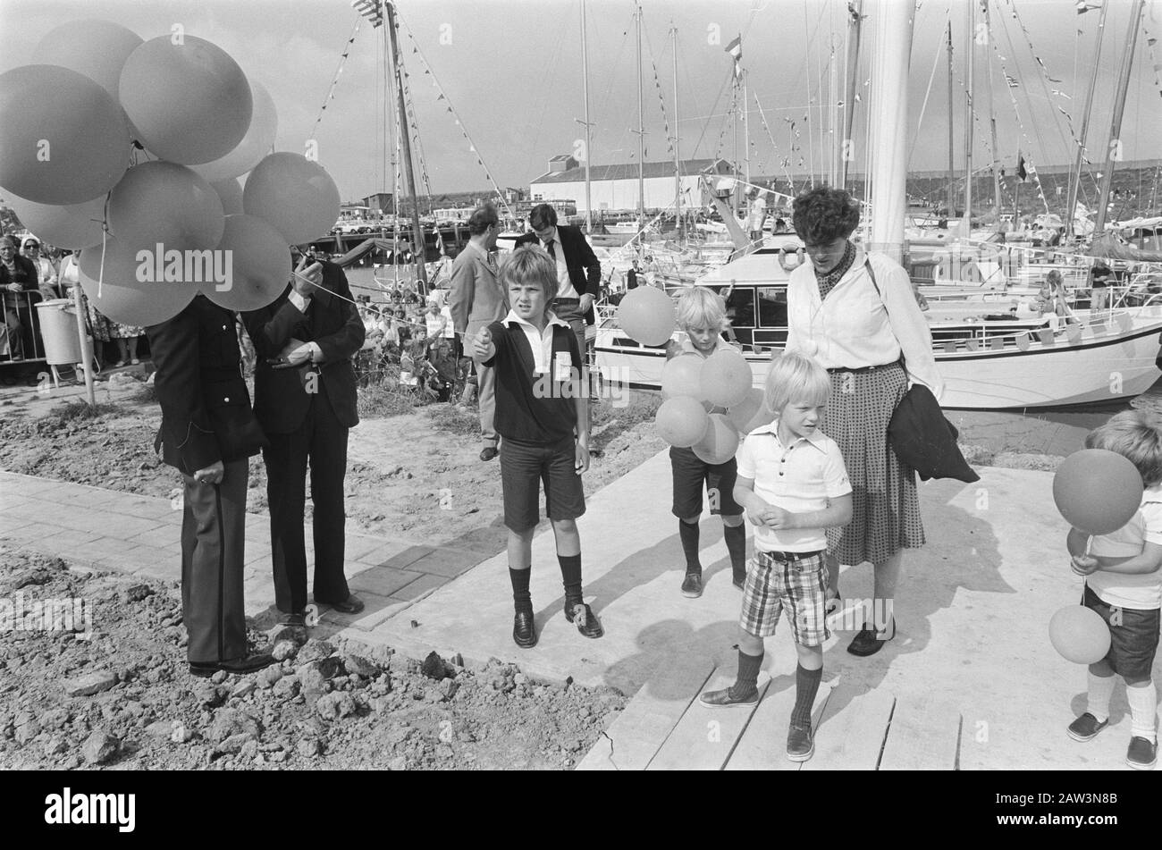 Prinzessin Margriet und Familie bei der Eröffnung des neuen Yachthafens Scharrendijke (Neuseeland); Prinzessin Margriet und Familie bei Besuchen Datum: 10. August 1978 Ort: Scharendijke, Zeeland Schlüsselwörter: Eröffnungen, Besuch Marinas Personenname: Margriet, Prinzessin Stockfoto