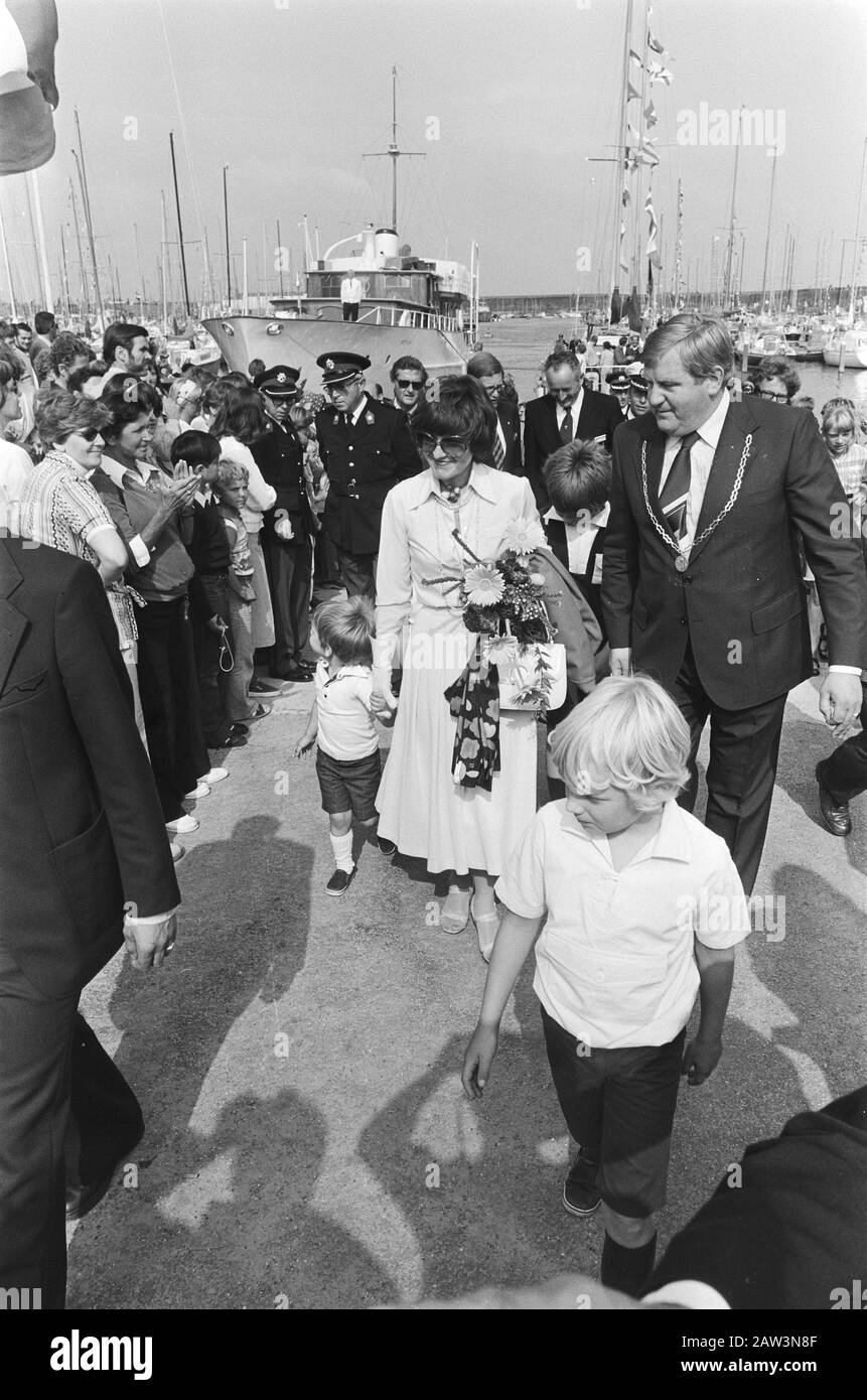 Prinzessin Margriet und Familie bei der Eröffnung des neuen Yachthafens Scharrendijke (Neuseeland); Prinzessin Margriet und Familie bei Besuchen Datum: 10. August 1978 Ort: Scharendijke, Zeeland Schlüsselwörter: Eröffnungen, Besuch Marinas Personenname: Margriet, Prinzessin Stockfoto