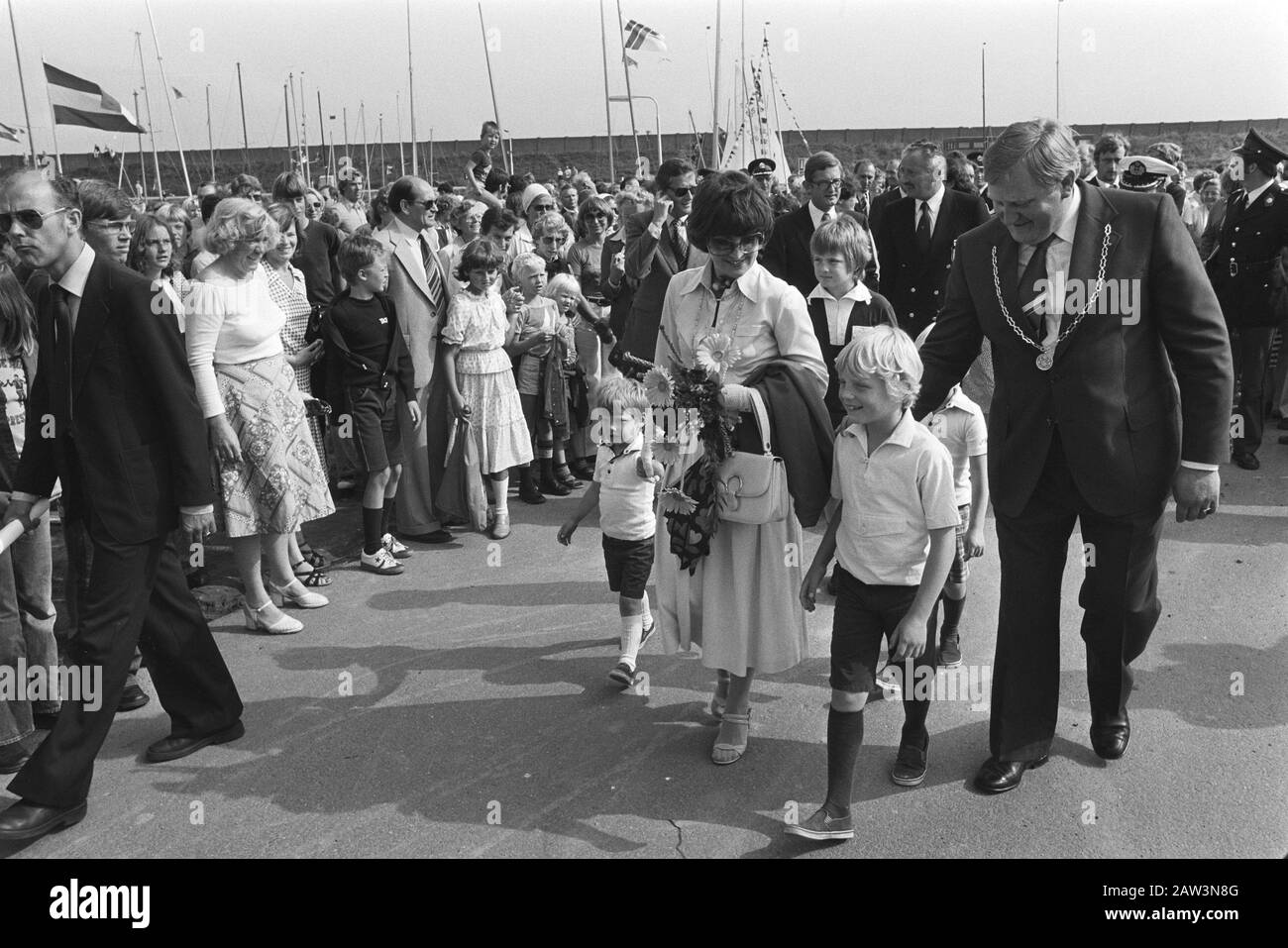Prinzessin Margriet und Familie bei der Eröffnung des neuen Yachthafens Scharrendijke (Neuseeland); Prinzessin Margriet und Familie bei Besuchen Datum: 10. August 1978 Ort: Scharendijke, Zeeland Schlüsselwörter: Eröffnungen, Besuch Marinas Personenname: Margriet, Prinzessin Stockfoto