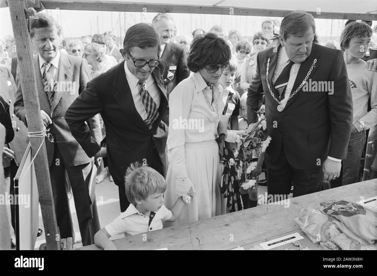 Prinzessin Margriet und Familie bei der Eröffnung des neuen Yachthafens Scharrendijke (Neuseeland); Prinzessin Margriet und Familie bei Besuchen Datum: 10. August 1978 Ort: Scharendijke, Zeeland Schlüsselwörter: Eröffnungen, Besuch Marinas Personenname: Margriet, Prinzessin Stockfoto