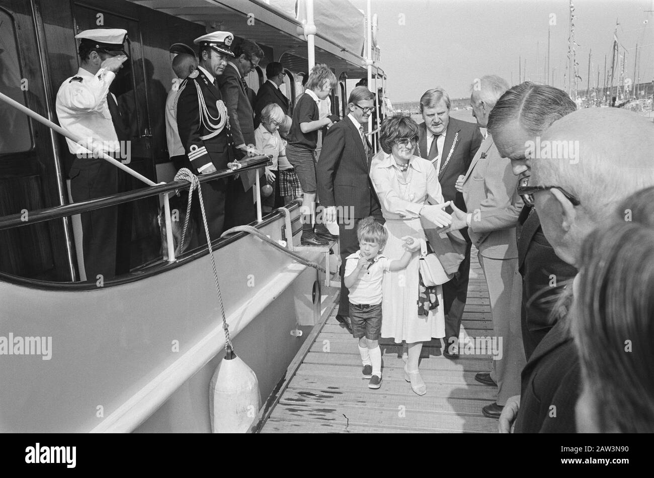 Prinzessin Margriet und Familie bei der Eröffnung des neuen Yachthafens Scharrendijke (Neuseeland); Prinzessin Margriet und Familie bei Besuchen Datum: 10. August 1978 Ort: Scharendijke, Zeeland Schlüsselwörter: Eröffnungen, Besuch Marinas Personenname: Margriet, Prinzessin Stockfoto