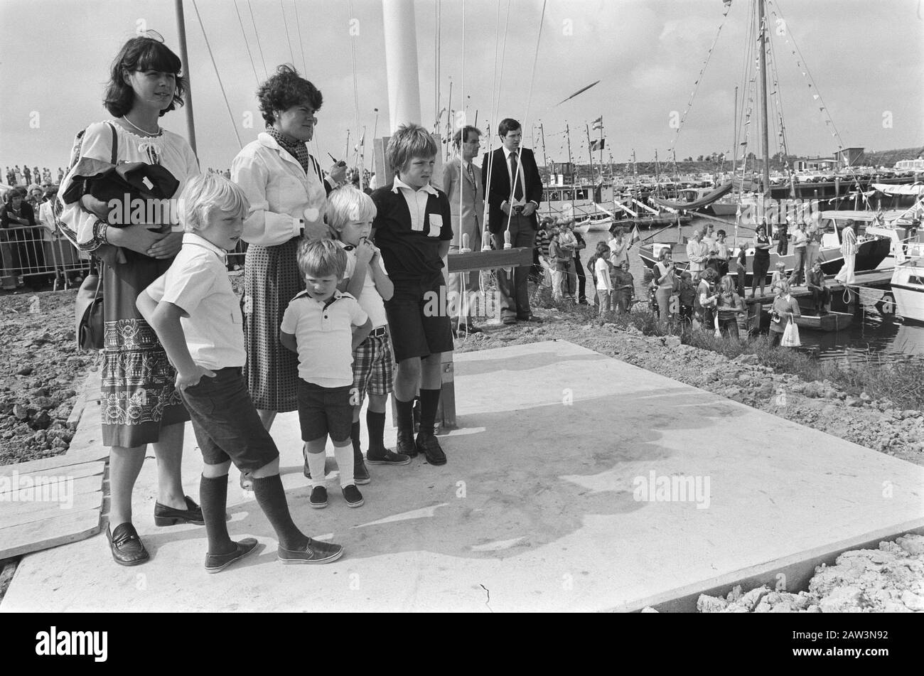 Prinzessin Margriet und Familie bei der Eröffnung des neuen Yachthafens Scharrendijke (Neuseeland); Prinzessin Margriet und Familie bei Besuchen Datum: 10. August 1978 Ort: Scharendijke, Zeeland Schlüsselwörter: Eröffnungen, Besuch Marinas Personenname: Margriet, Prinzessin Stockfoto