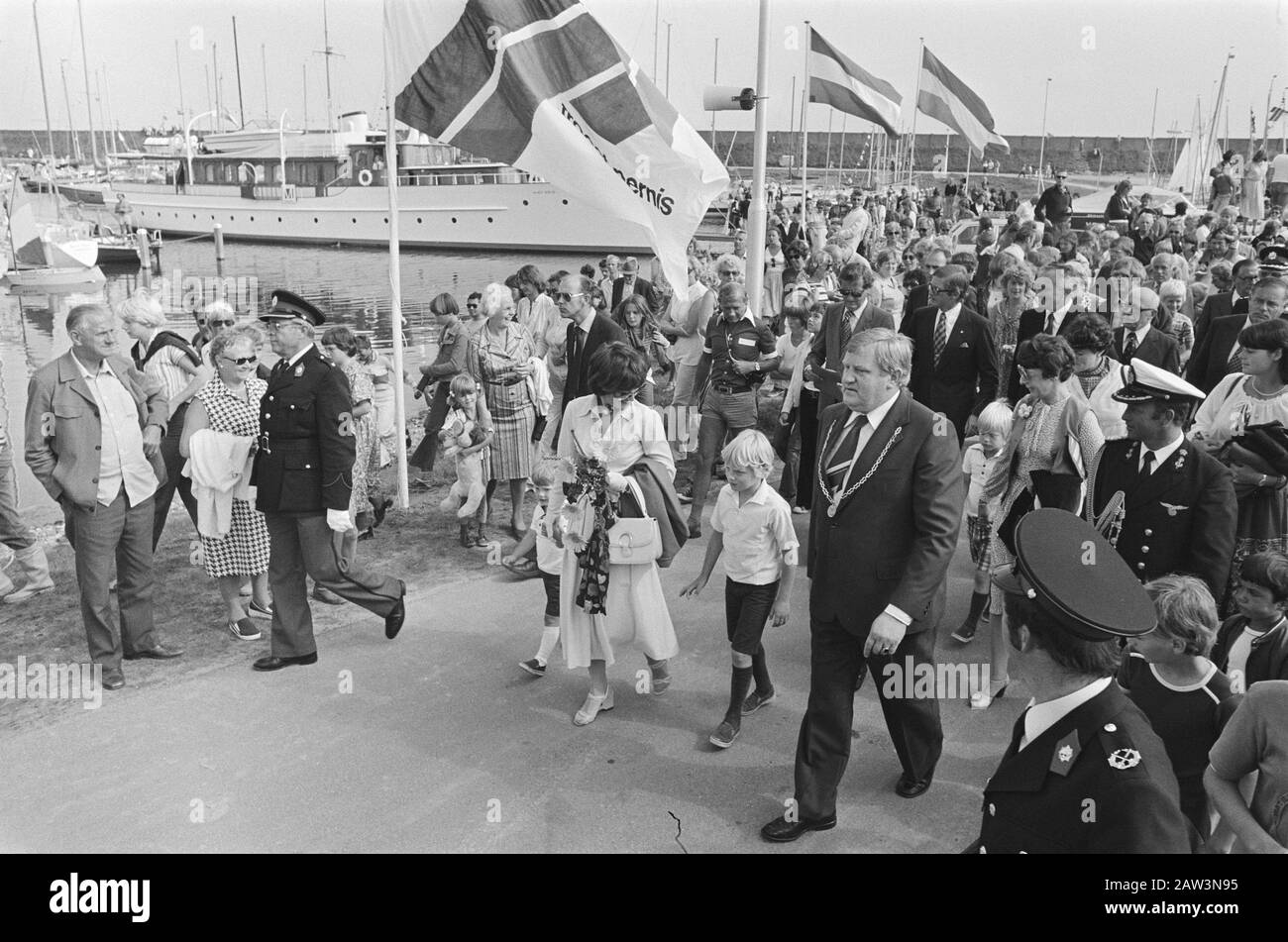 Prinzessin Margriet und Familie bei der Eröffnung des neuen Yachthafens Scharrendijke (Neuseeland); Prinzessin Margriet und Familie bei Besuchen Datum: 10. August 1978 Ort: Scharendijke, Zeeland Schlüsselwörter: Eröffnungen, Besuch Marinas Personenname: Margriet, Prinzessin Stockfoto