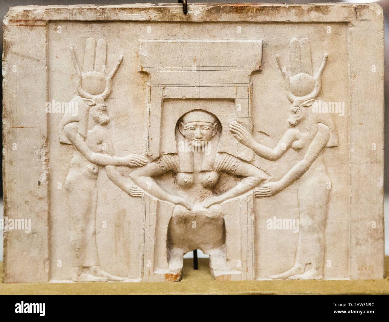 Ägypten, Kairo, Ägyptisches Museum, Ex-voto-Plakette in Flachrelief zeigt eine Frau auf dem Geburtsstuhl. Sie ist von zwei Frauen mit Kuhköpfen umgeben. Stockfoto