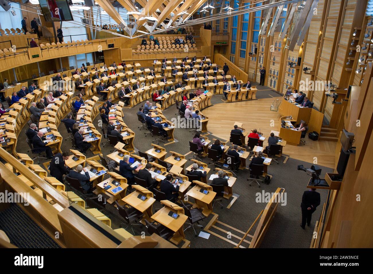 Edinburgh, Großbritannien. Februar 2020. Bild: Kate Forbes MSP - Finanzminister liefert Schottlands Budget 2020/21. Ministererklärung: Schottischer Haushalt für 2020-21. Szenen aus dem schottischen Parlament an dem Tag, an dem Finanzminister Derek Mackay sein Budget vorstellen sollte, liefert Kate Forbes MSP - Ministerin für öffentliche Finanzen und digitale Wirtschaft, heute Nachmittag in der Kammer das Budget. Kredit: Colin Fisher/Alamy Live News Stockfoto