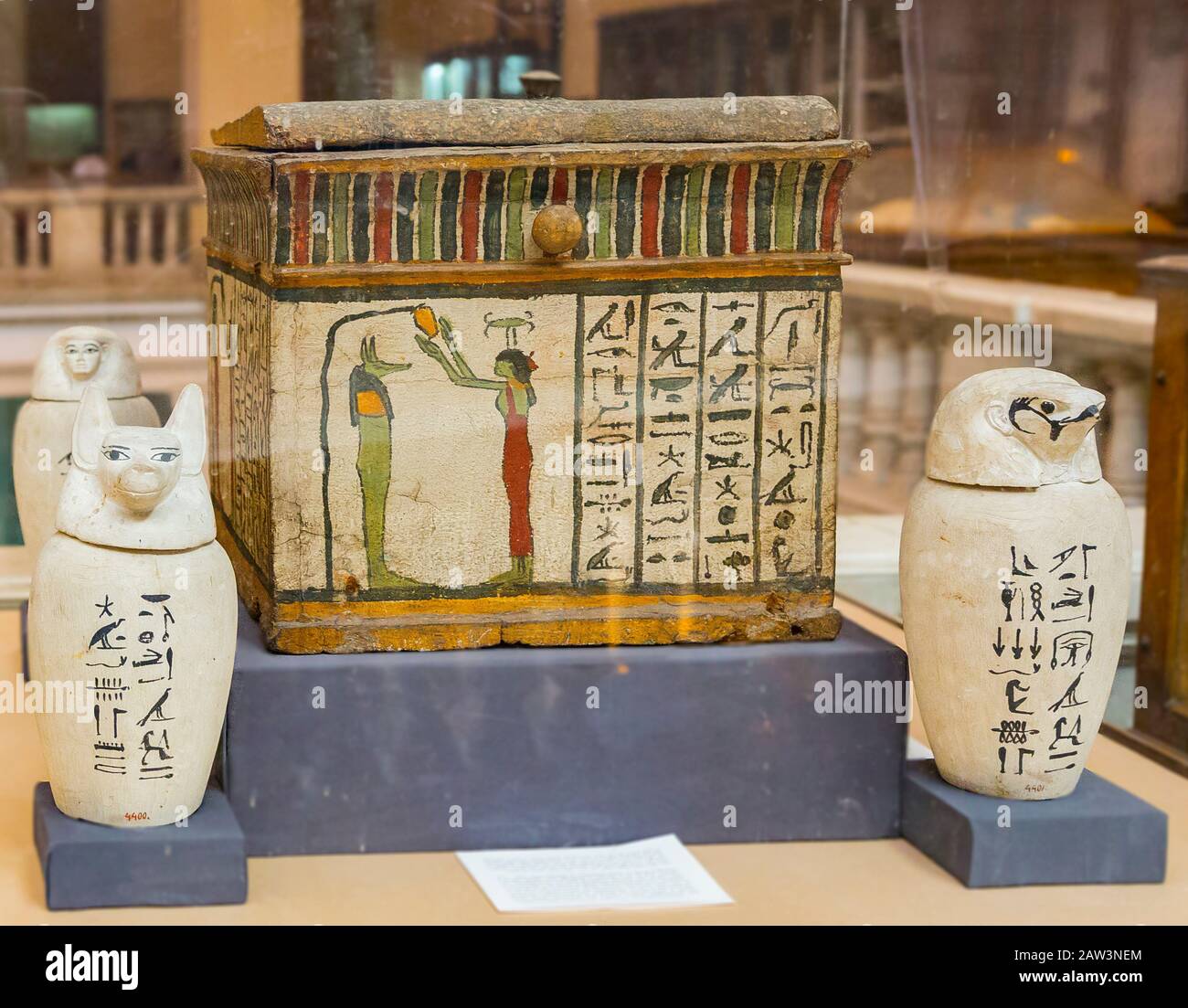 Ägypten, Kairo, Ägyptisches Museum, Kanopiegläser von Shepses-Hor und Kanopiedose von Nesravon, Priester von Monthu, Spätzeit. Stockfoto