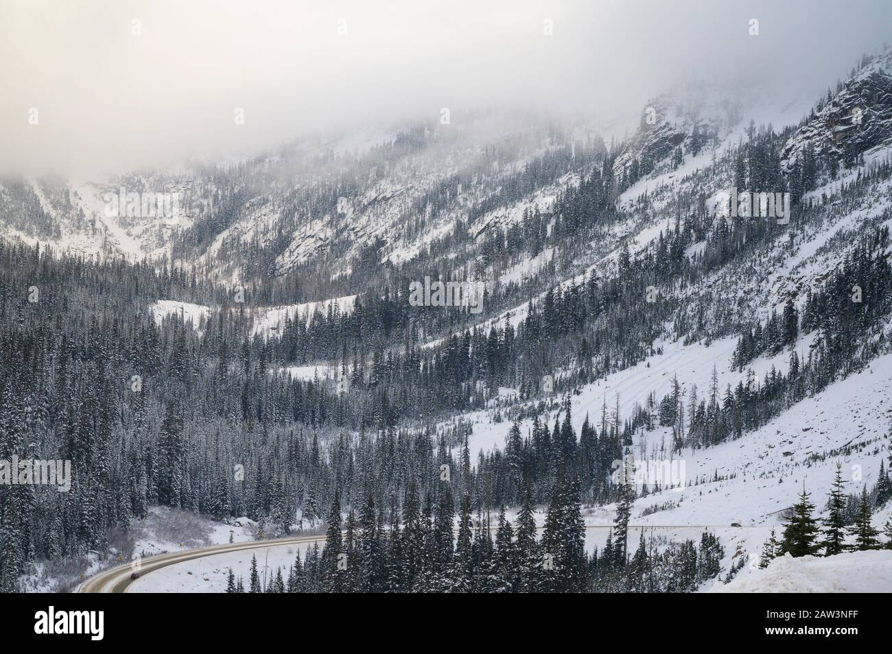 Highway Curve durch EINEN Mountain Pass Stockfoto