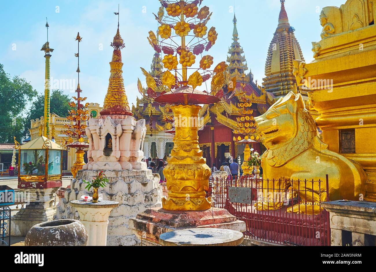 Das Gelände der Shwezigon-Pagode weist viele mittelalterlichen Schreine und Stupas auf, die mit Vergoldung, Schnitzereien, Zierformen, Skulpturen und anderen Details der Mon a verziert sind Stockfoto