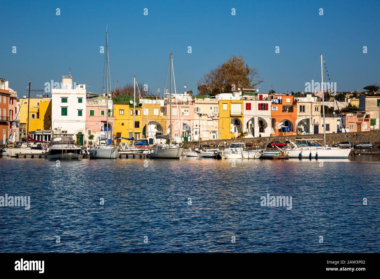 Procida (Italien) - Chiaiolella-Bucht mit seinen farbigen Häusern Stockfoto