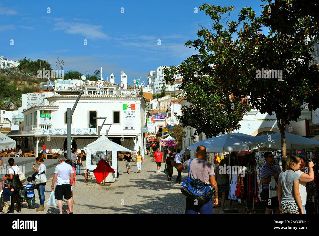 Touristen-shopping in der Altstadt von Albufeira, Portugal Stockfoto