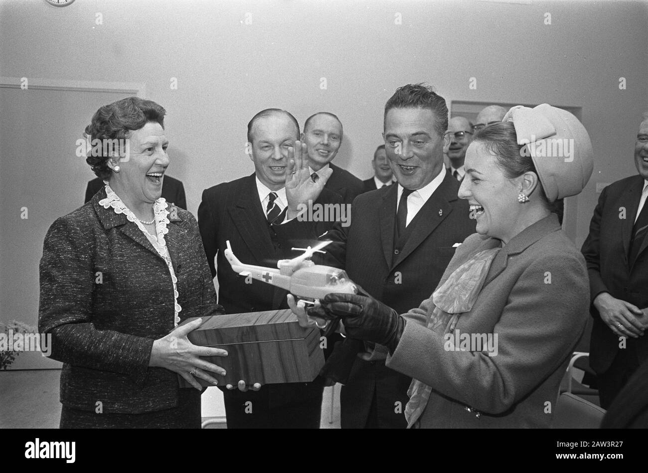 Princess Margriet Heliport Red Cross, das in Den Haag Princess im Krankenhaus eröffnet wurde, erhält einen Hubschrauber Datum: 19. November 1968 Ort: Den Haag, South Holland Schlüsselwörter: Hubschrauber, Einnahmen, Prinzessinnen, Krankenhäuser Personenname: Margriet, Prinzessin Stockfoto