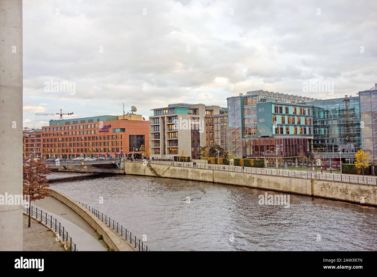 Berlin, Deutschland - 28. Oktober 2013: Jacob-Kaiser-Haus (größtes Parlamentsgebäude) und ARD-Hauptstadtstudio (öffentlich-rechtliche Fernsehanstalt) i. Stockfoto