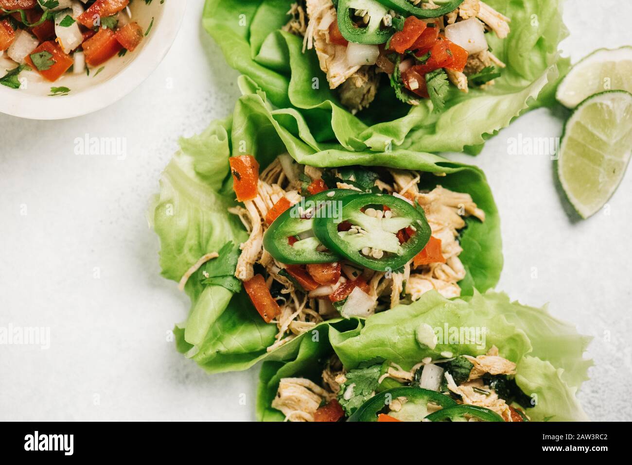 Koriander Limette Hähnchensalat gewickelt Tacos Stockfoto
