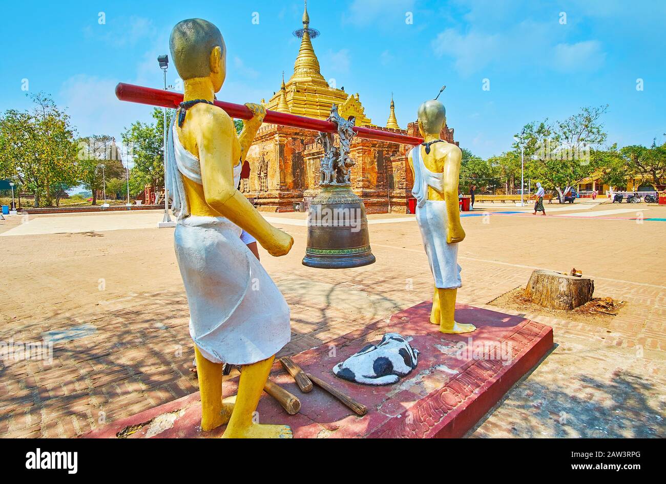 Die buddhistische Ritualglocke mit Skulpturen, die sie in der alo-daw Pyi Pagode, Bagan, Myanmar, hält Stockfoto