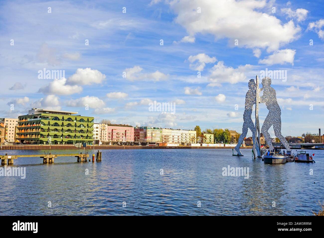 Berlin, Deutschland - 29. Oktober 2013: Molecule Man Sculpture von Jonathan Borofsky. Die Skulptur stellt den Schnittpunkt der Bezirke Treptow, Kr Dar Stockfoto