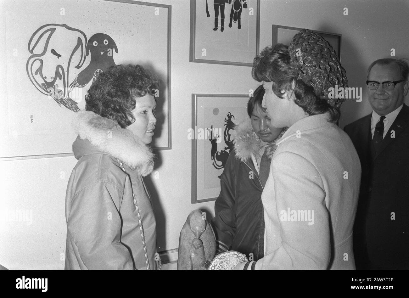 Prinzessin Margriet eröffnet Ausstellung Inuit Art aus Kanada in Madurodam spricht Prinzessin Margriet mit zwei Esciomos Datum: 30. Juni 1971 Schlüsselwörter: Eröffnungen, Ausstellungen Personenname: Margriet, Prinzessin Stockfoto