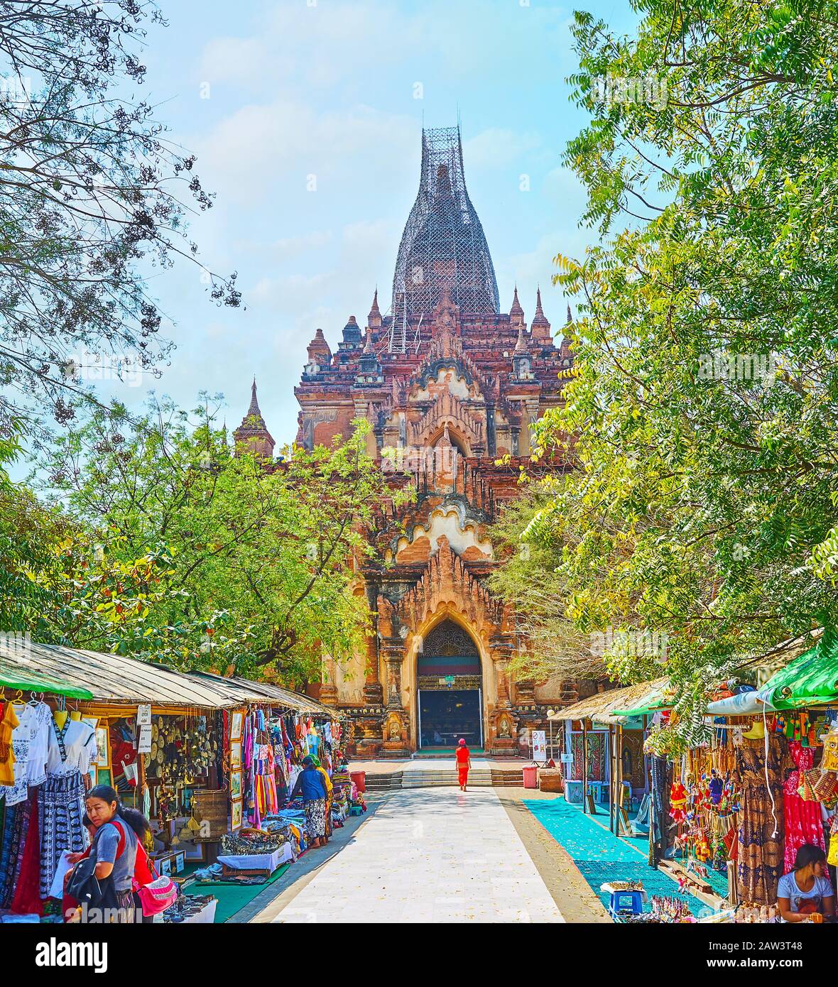 Bagan, MYANMAR - 25. FEBRUAR 2018: Die Gasse, die zum Htilominlo-Tempel führt, ist von Marktständen gesäumt und bietet Kleidungsstücke, Spielzeug, Kunsthandwerk, Suv Stockfoto