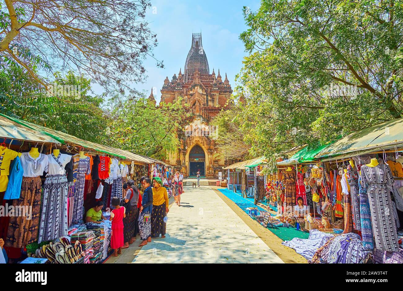 Bagan, MYANMAR - 25. FEBRUAR 2018: Der Markt des Htilominlo-Tempels mit kleinen Ständen, die Besuchern verschiedene Souvenirs und Waren anbieten, am Februar Stockfoto