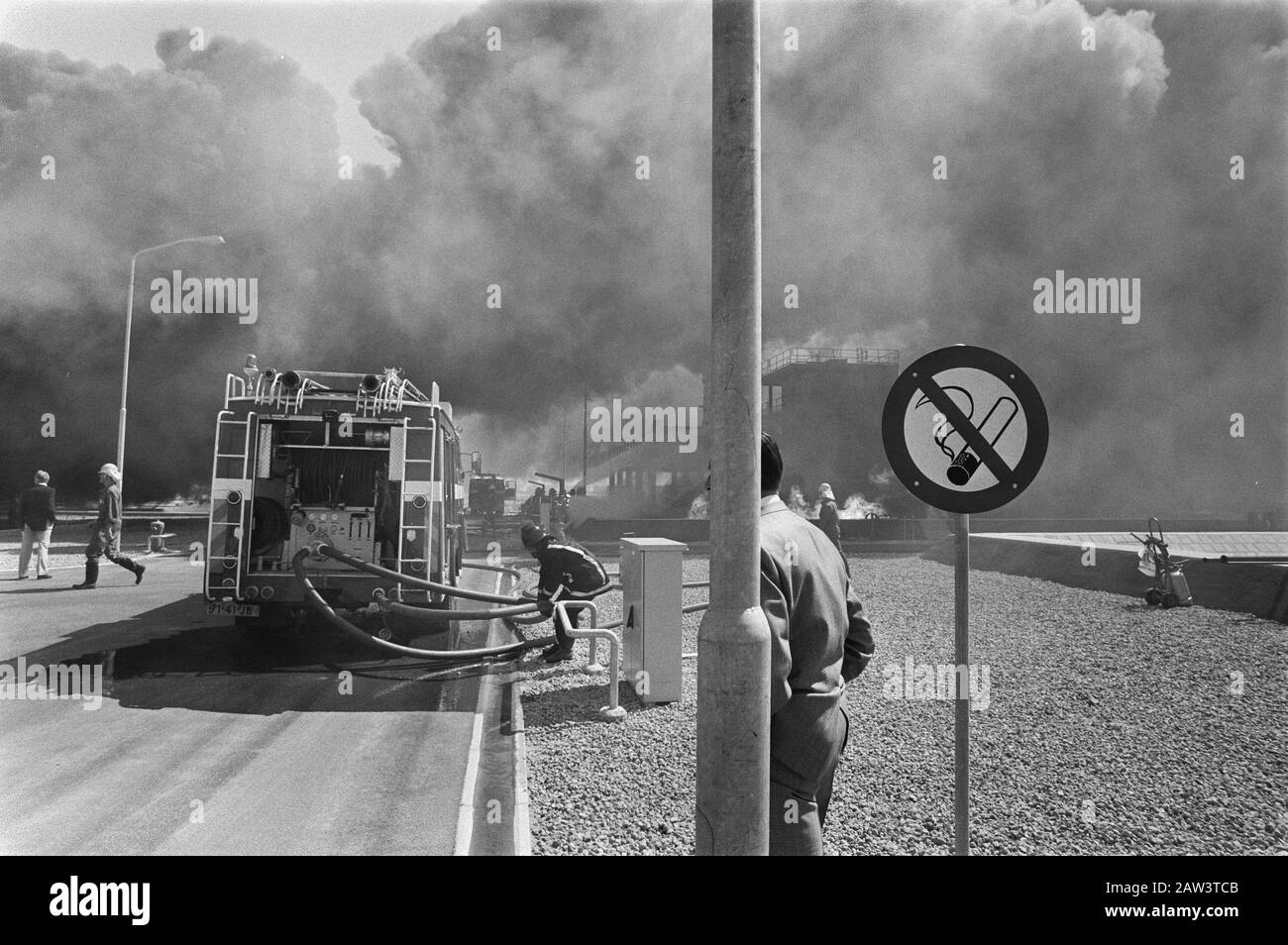 Prinzessin Margriet führte die Eröffnung des Internationalen Sicherheitszentrums von Rotterdam in der Maasvlakte in Rotterdam durch; Pieter van Vollenhoven Datum: 29. Mai 1986 Standort: Rotterdam, South Holland Schlüsselwörter: Eröffnungen, Brände, Trainingsbereiche Personenname: Margriet, Prinzessin, Vollenhoven, Pieter van Stockfoto