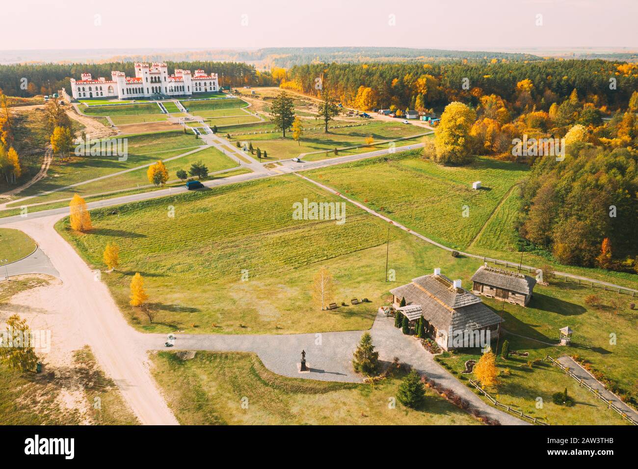 Kosava, Weißrussland. Vogelperspektive mit Blick Auf Die Berühmten Historischen Sehenswürdigkeiten Schloss Kosava Und Museumsgelände von Tadeusz Kosciuszko. Eiter Stockfoto