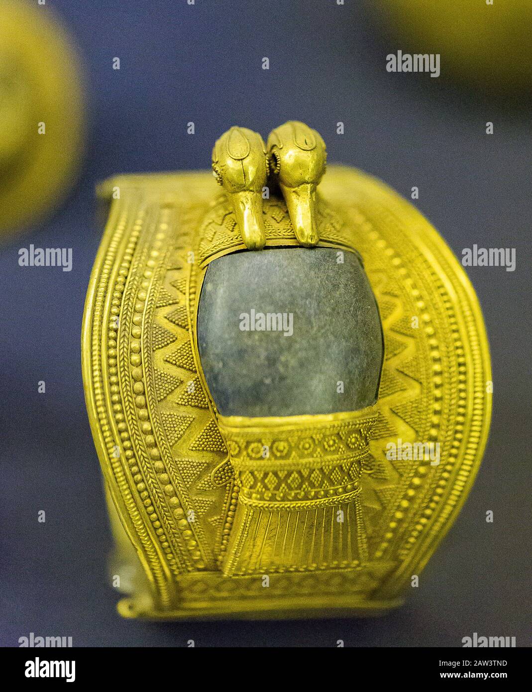 Ägypten, Kairo, Ägyptisches Museum, ein Armband, das im Schatz von Zagazig (Bubastis) im ägyptischen Delta gefunden wurde. Gold und Lapis-lazuli, mit Entenköpfen. Stockfoto