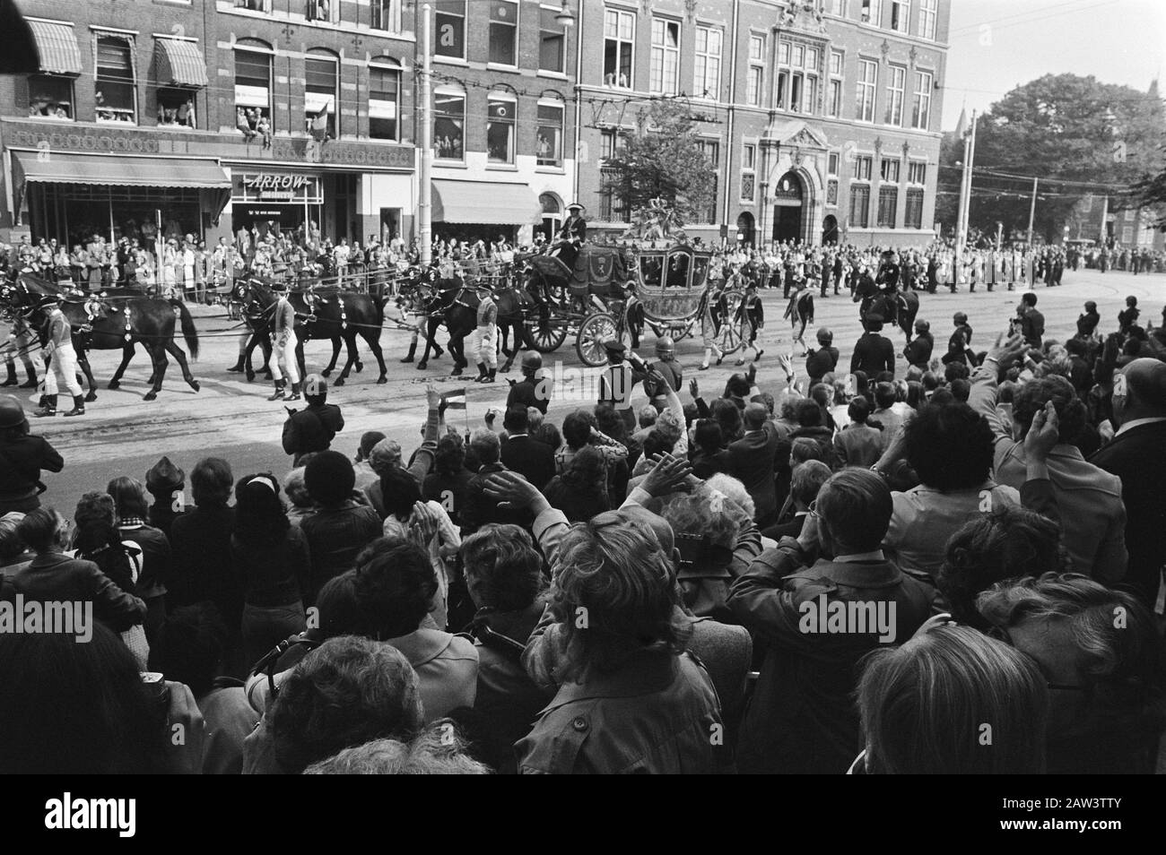 Budget Day 1976, Golden Carriage Rides Along Crowd Date: 21. September 1976 Schlüsselwörter: Prinsjesdag Institution Name: Golden Coach Stockfoto