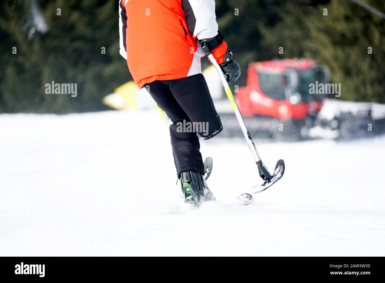 Behinderter Einbeiniger im Winter 2020 Abfahrtslauf in Italien Stockfoto