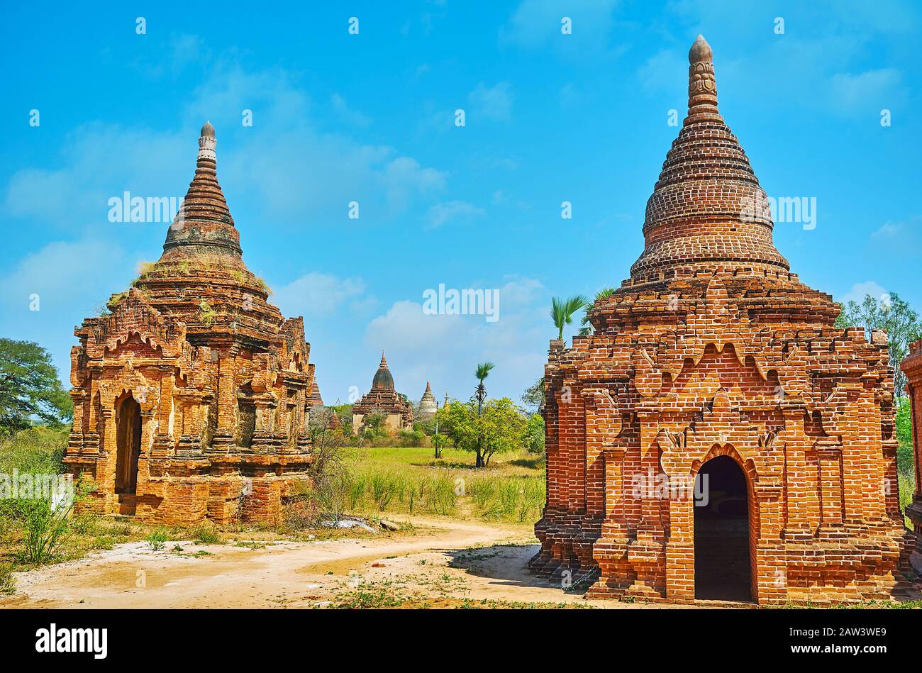 Spazieren Sie zwischen den kleinen historischen Bilderhäusern und Schreinen der archäologischen Stätte Bagan, Myanmar Stockfoto