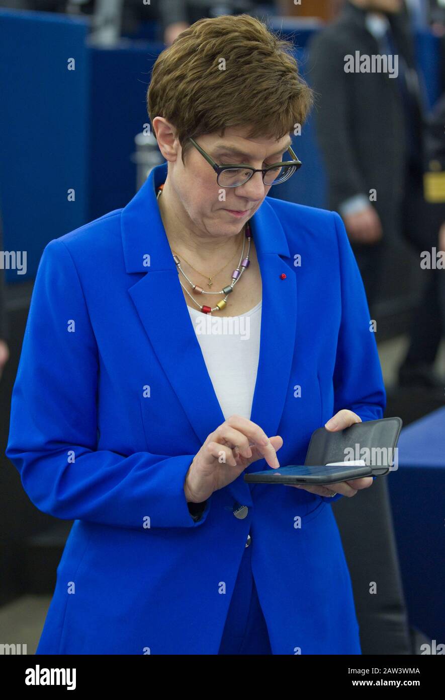 Straßburg, Frankreich - 05. Februar 2020: Deutsch-französische Parlamentarische Versammlung/Deutsch-französische parlamentarische Vereinigung mit Annegret Kramp-Karrenbauer, Bundesverteidigungsministerin und CDU-Vorsitzende. Nutzung weltweit Stockfoto