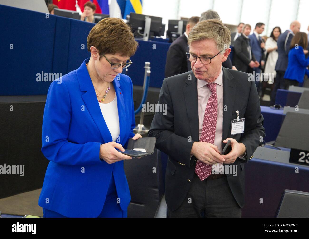 Straßburg, Frankreich - 05. Februar 2020: Deutsch-französische Parlamentarische Versammlung/Deutsch-französische parlamentarische Vereinigung mit Annegret Kramp-Karrenbauer, Bundesverteidigungsministerin und CDU-Vorsitzenden und Matern von Marschall weltweit Stockfoto