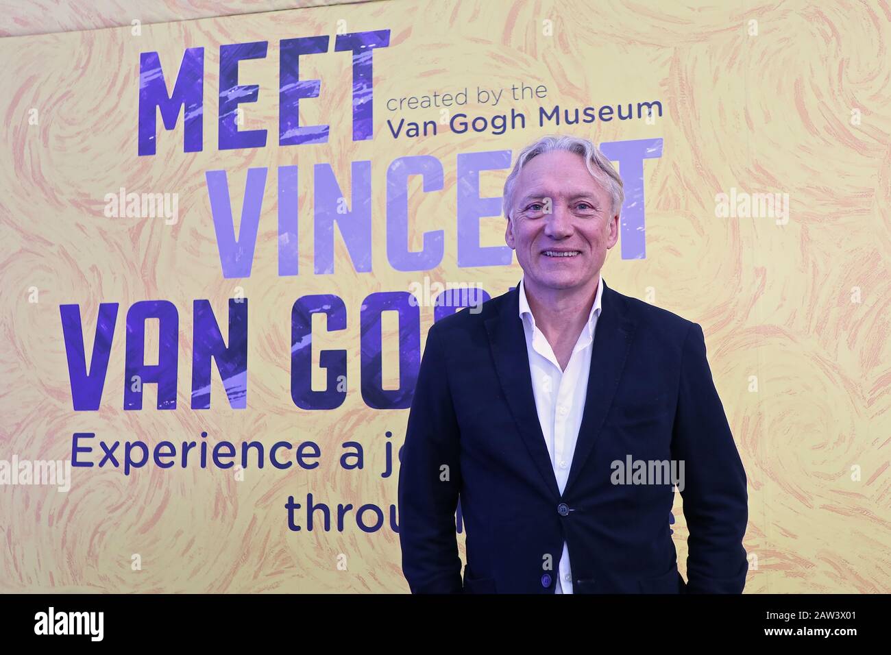 Willem Van Gogh, Berater des Van-Gogh-Museums. Vincent Willem Van Gogh (* 1953) ist der Urenkel von Theo Van Gogh, dem Bruder des Künstlers . Willem van Gogh ist seit seiner Karriere als Rechtsanwalt 1999 Mitglied des Van gogh Museums. Zunächst war er für die Geschäfte des Museums verantwortlich, bevor er 2009 Berater des Gremiums wurde. Willem van Gogh arbeitet in seiner derzeitigen Funktion als Botschafter für den Ausbau und die Stärkung des Museumsnetzes. Februar 2020 - 21. Mai 2020 Treffen Vincent van Gogh, Upper Ground, London, SE1 9 PP Stockfoto