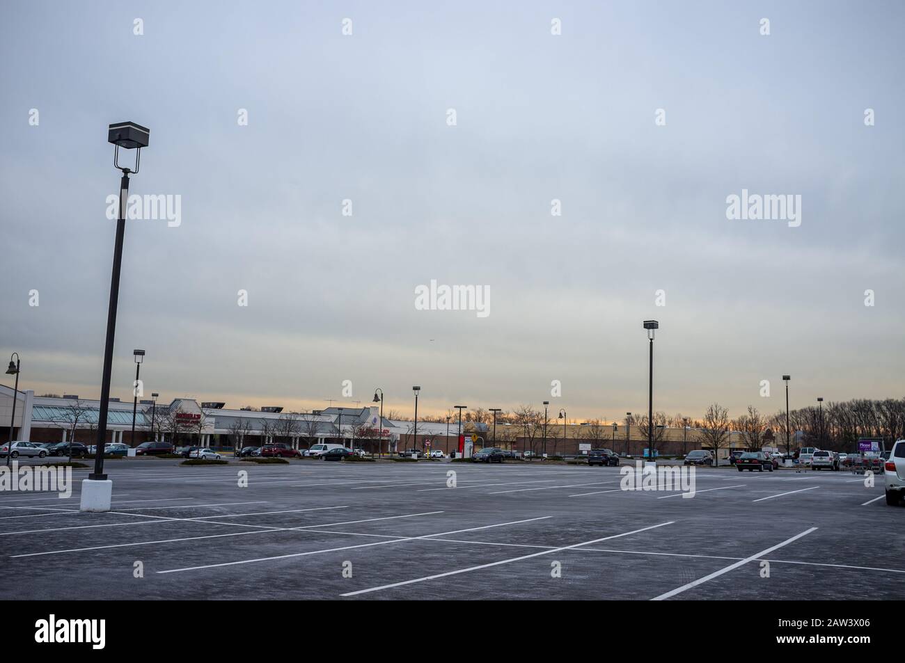 Parkplatz im Einkaufszentrum im Zentrum von New Jersey im Winter bei Sonnenuntergang Stockfoto