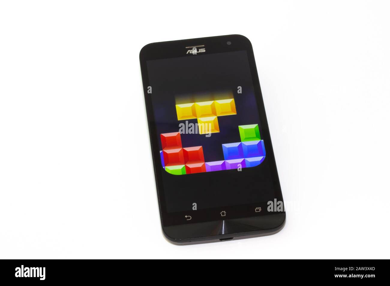 Kouvola, Finnland - 23. Januar 2020: Spiel Tetris auf dem Bildschirm des Smartphones Asus Stockfoto