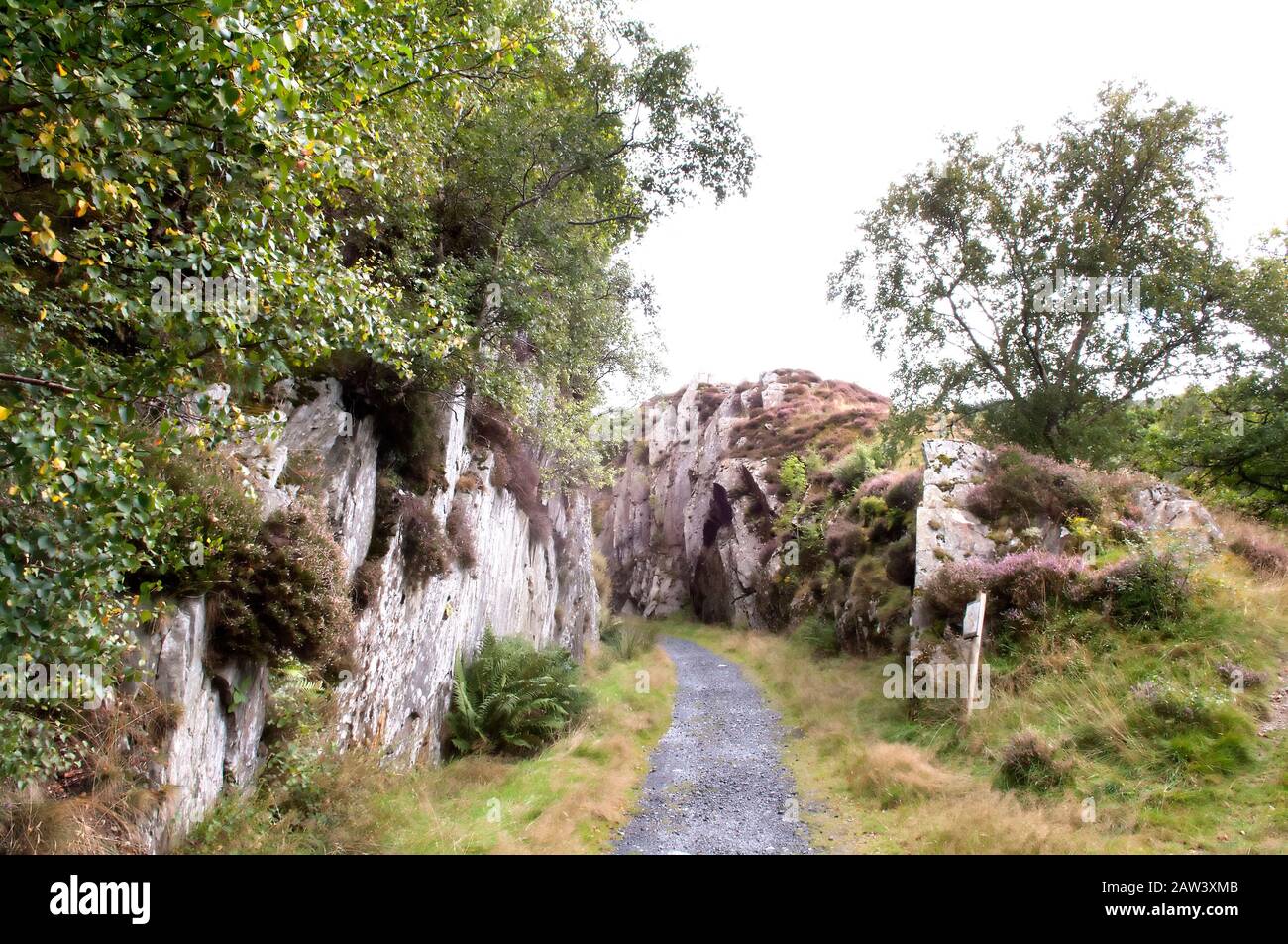 Ein Gehweg, Weg, durchgeschnitten durch Felsen. Stockfoto