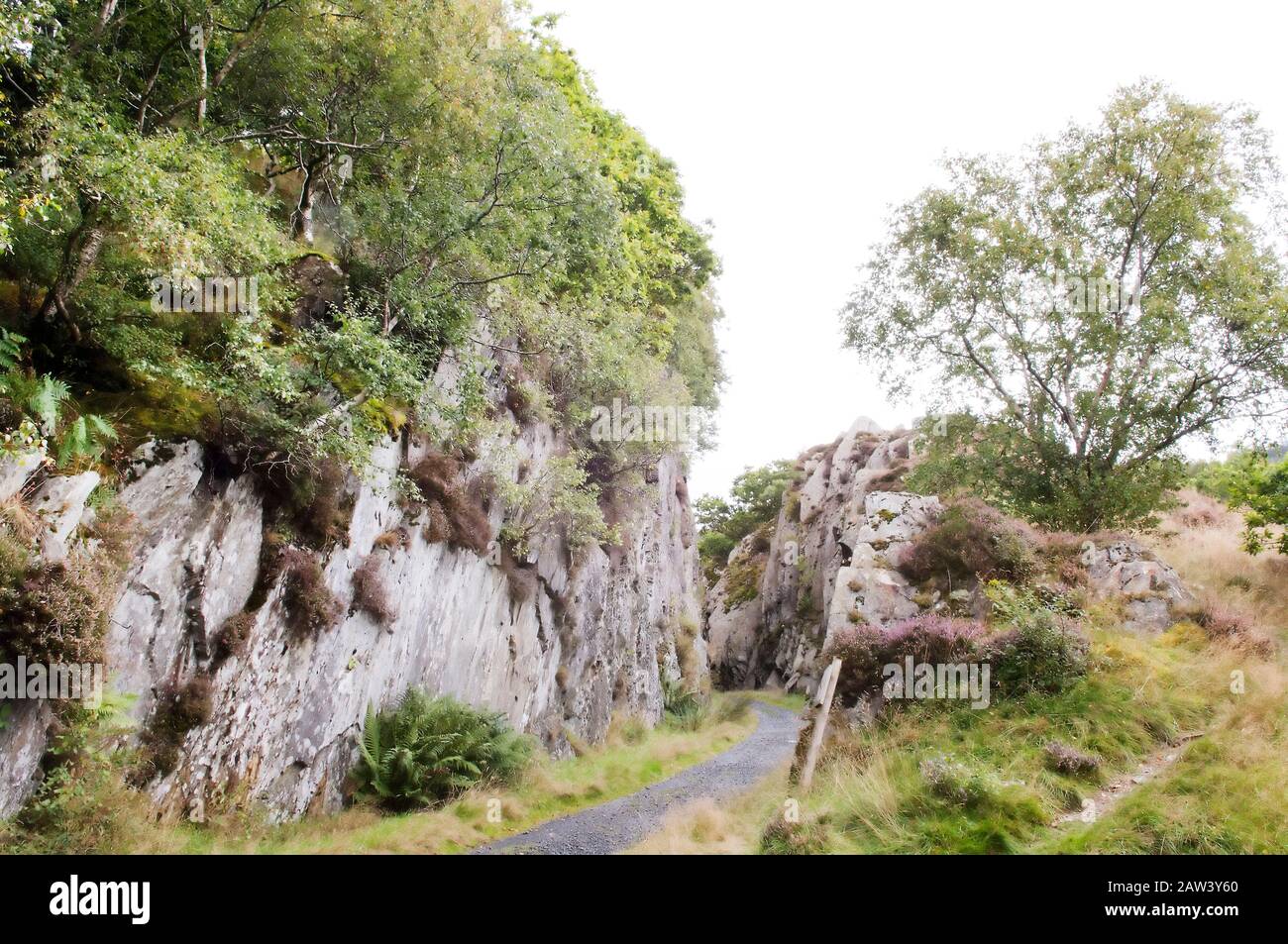 Ein Gehweg, Weg, durchgeschnitten durch Felsen. Stockfoto