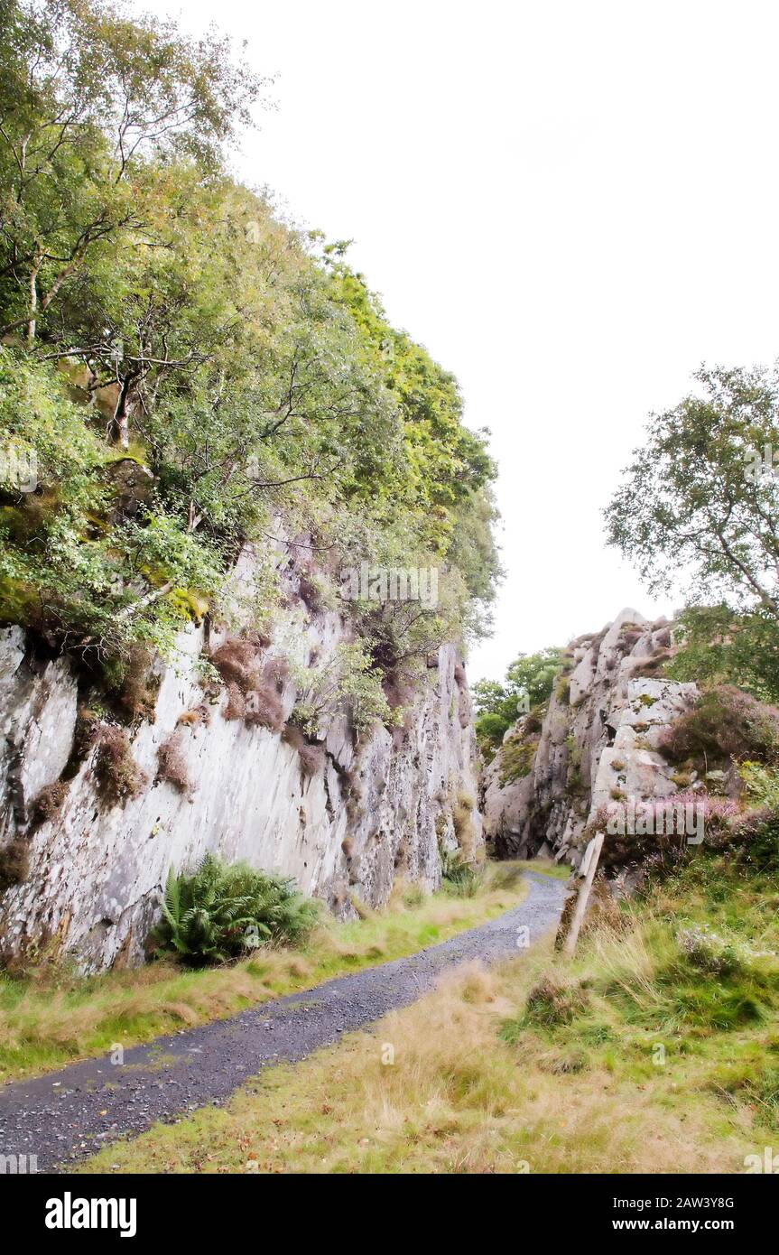 Ein Gehweg, Weg, durchgeschnitten durch Felsen. Stockfoto
